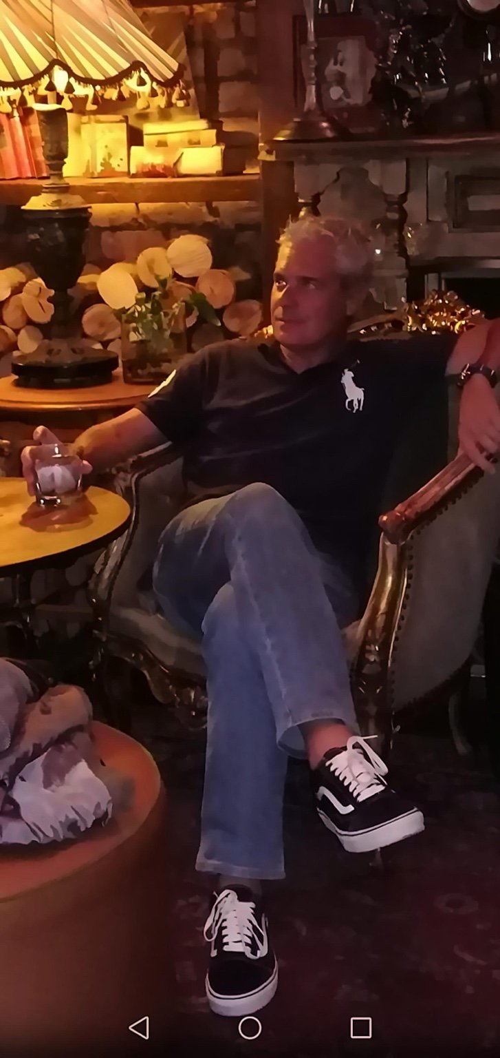 Pedro Tellería en sillón